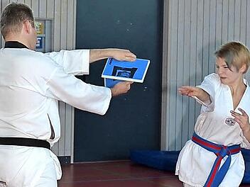 Von wegen zärtliche Händchen: Linda Trebes zerschlägt mit ihrer Hand - aufgrund ihrer Geschwindigkeit und Kraft - ein drei Zentimeter dickes Brett. Fotos: K.- H. Hofmann