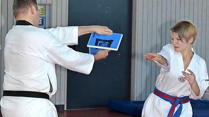 Von wegen zärtliche Händchen: Linda Trebes zerschlägt mit ihrer Hand - aufgrund ihrer Geschwindigkeit und Kraft - ein drei Zentimeter dickes Brett. Fotos: K.- H. Hofmann