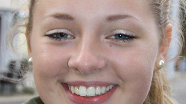 "Geschichte ist mein Lieblingsfach", erzählt Realschülerin Amelie Hänsch. Und das sage sie nicht nur, weil ihr Lehrer Andreas Reuter neben ihr steht, versichert sie. "Mich interessiert eher die neuere Geschichte." Deshalb sei auch das zurückliegende Schuljahr so interessant gewesen: In der 9. Klasse sei es genau darum gegangen. "Bis jetzt sind mir die Stolpersteine noch nie aufgefallen", berichtet die 16-Jährige aus Kleinbrach, die die 10 e der Bad Kissinger Realschule besucht. Einen der Lebe...