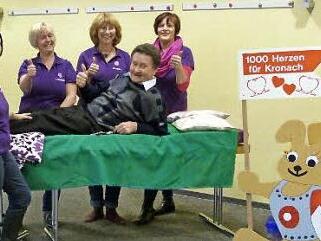 Das Team des gemeinnützigen Vereins "Forum ganzheitliche Gesundheit" stellte sich in die Dienste der Benefizaktion "1000 Herzen für Kronach" und schenkte hilfsbedürftigen Menschen Zeit zum Loslassen mit der Lorenga- Entspannungstechnik. Gerhard Burkert-Mazur von 1000 Herzen dankte für die Idee. Foto: K.- H. Hofmann