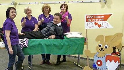 Das Team des gemeinnützigen Vereins "Forum ganzheitliche Gesundheit" stellte sich in die Dienste der Benefizaktion "1000 Herzen für Kronach" und schenkte hilfsbedürftigen Menschen Zeit zum Loslassen mit der Lorenga- Entspannungstechnik. Gerhard Burkert-Mazur von 1000 Herzen dankte für die Idee. Foto: K.- H. Hofmann