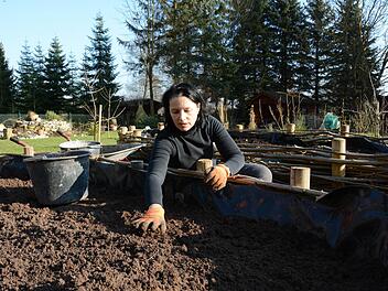 Die Gartensaison ist eröffnet. BR-Redakteurin Dagmar Besand bereitet ihre Beete fürs junge Gemüse vor. Foto: Andreas Hunger