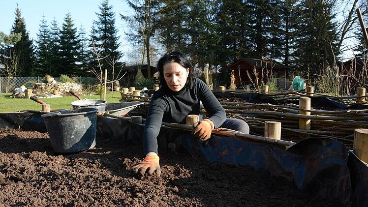 Die Gartensaison ist eröffnet. BR-Redakteurin Dagmar Besand bereitet ihre Beete fürs junge Gemüse vor. Foto: Andreas Hunger