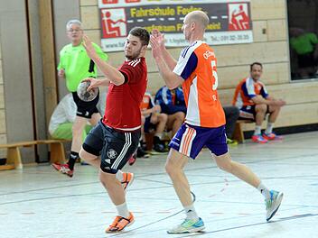 Nur Philipp Wolf und Ingo Kundmüller trafen gegen den OG Erlangen häufiger als Pascal Will (li.), der sechsmal einnetzte. Die TS Herzogenaurach machte den Derbysieg erst in den Schlussminuten klar. Fotos: herzopress