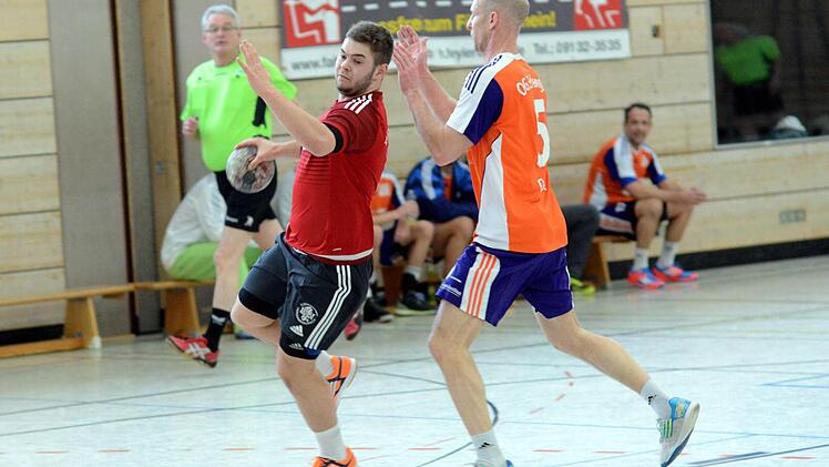 Nur Philipp Wolf und Ingo Kundmüller trafen gegen den OG Erlangen häufiger als Pascal Will (li.), der sechsmal einnetzte. Die TS Herzogenaurach machte den Derbysieg erst in den Schlussminuten klar. Fotos: herzopress