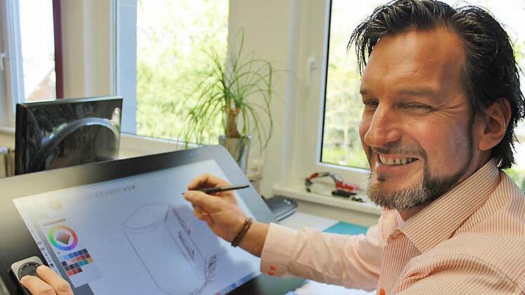 Am Computer nehmen die vielen Ideen von Markus Rink erstmals eine konkrete Gestalt an.  Fotos: Dominic Buckreus