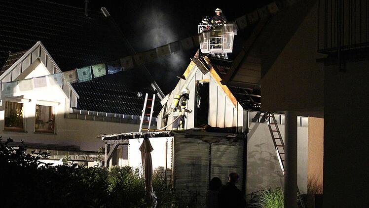 In diesem Garagenanbau (Mitte) brach in einem Mülleimer das Feuer aus. Foto: Andreas Dorsch