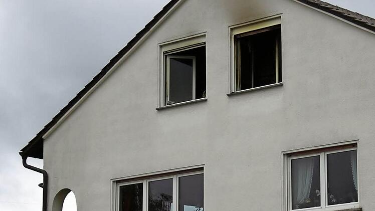 Von außen waren am Dienstag nur einige Rußspuren zu sehen. Foto: hak