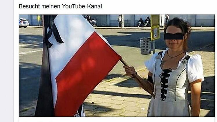 Ein Facebook-Post zeigt Angela S. mit Fahne. Der Name wurde von der Redaktion teilweise gelöscht. Foto: CT-Redaktion