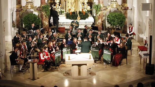 Ein nicht ganz konventionelles Konzert im Advent bot die Original fr&auml;nkische Trachtenkapelle beim siebten Adventszauber des Musikvereins Stadtsteinach am Freitag in St. Michael und am Sonntag in der Basilika Marienweiher. Foto: Klaus Klaschka