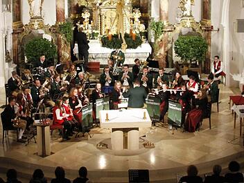 Ein nicht ganz konventionelles Konzert im Advent bot die Original fränkische Trachtenkapelle beim siebten Adventszauber des Musikvereins Stadtsteinach am Freitag in St. Michael und am Sonntag in der Basilika Marienweiher. Foto: Klaus Klaschka
