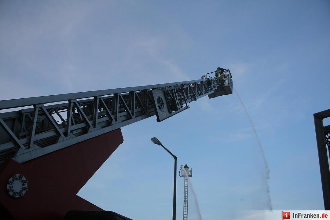 Müllberg am Nürnberger Hafen fängt Feuer – Großeinsatz der Feuerwehr