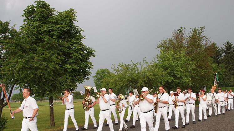 Der Schmölzer Spielmannszug unterstützte die Königsabholung musikalisch. Foto: Alfred Thieret
