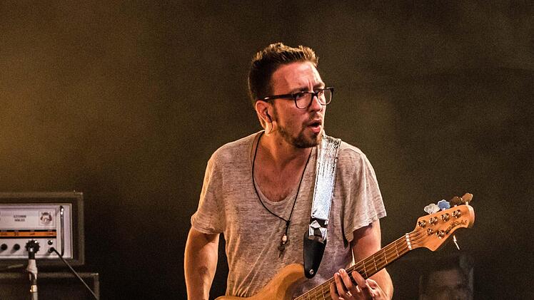 Krachledernes Outfit, mitreißend laute Beats: LaBrassBanda begeistert in Tambach . Foto: Jochen Berger