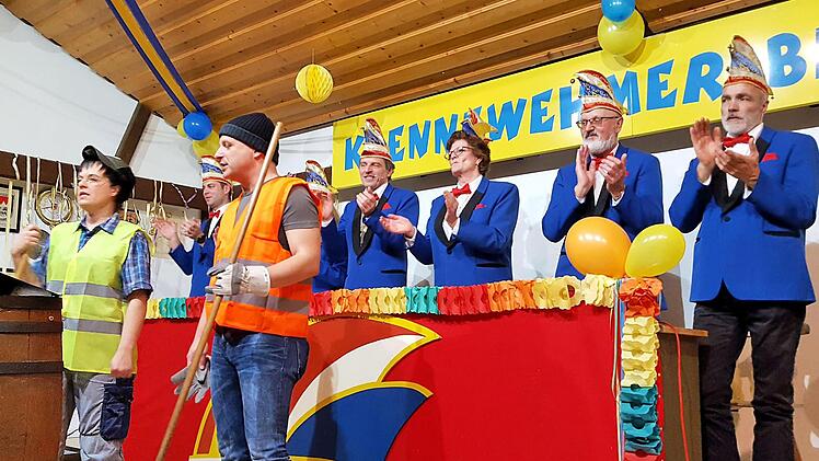 Die Straßenarbeiter Bianca Borst (links) und Marco Erhart (rechts) erzählten sich viel Klatsch aus dem Dorf. Foto: Dieter Britz