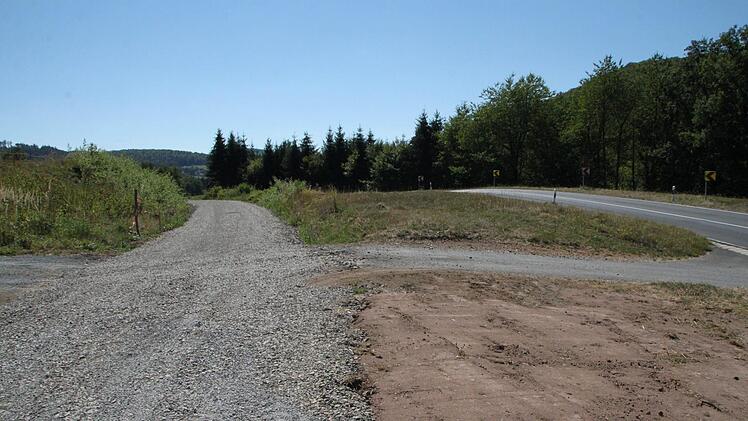 Die scharfe Kurve soll entschärft werden. Dafür wird der neue Radweg  verlegt werden.  Foto: Ulrike Müller