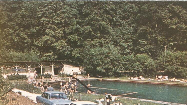 In den 1960er Jahren wurde direkt am Freibad Gräfenberg geparkt. Foto: Förderverein Gräfenberg
