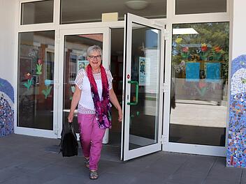 Sieglinde Gröger verlässt die Grundschule Adelsdorf - bald für immer. Am 23. Juli hat sie ihren letzten Schultag. Auf ihren Ruhestand und die neue Freiheit freut sie sich. Foto: Johanna Blum