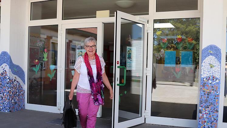Sieglinde Gröger verlässt die Grundschule Adelsdorf - bald für immer. Am 23. Juli hat sie ihren letzten Schultag. Auf ihren Ruhestand und die neue Freiheit freut sie sich. Foto: Johanna Blum