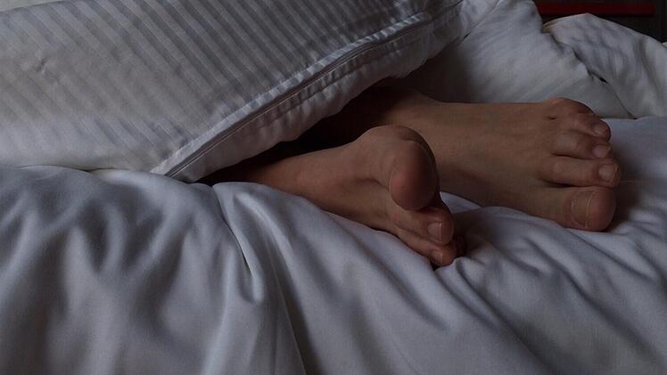 Ein 42-jähriger Mann brach in ein Wohnmobil in der Rothenburger Straße in Nürnberg ein. Doch anstatt wie üblich zu fliehen, genehmigte er sich eine Flasche Whiskey und schlief im Wohnmobil ein. Symbolfoto: Engin_Akyurt/pixabay.com