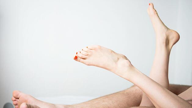 Bei der schönsten Nebensache der Welt will man nicht über sexuell übertragbare Krankheiten nachdenken, sondern genießen. Kondome schützen nicht nur vor einer Schwangerschaft, sondern auch vor Chlamydien und anderen Infektionen. Symbolbild: Christophe Gateau/dpa