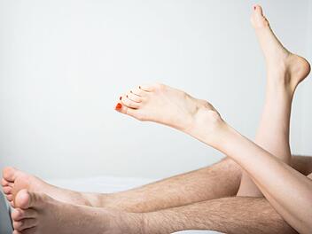 Bei der schönsten Nebensache der Welt will man nicht über sexuell übertragbare Krankheiten nachdenken, sondern genießen. Kondome schützen nicht nur vor einer Schwangerschaft, sondern auch vor Chlamydien und anderen Infektionen. Symbolbild: Christophe Gateau/dpa