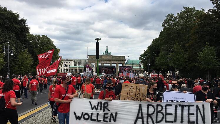 Unter dem Veranstaltungsnamen "#AlarmstufeRot" forderten die Demonstranten wie die Mitarbeiter der Forchheimer Eventagentur Pato-Concept in roten T-Shirts einen Dialog mit der Politik.privat