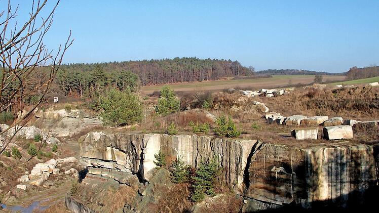 Im Steinbruch am Roßberg wird vom Bamberger Natursteinwerk Hermann Graser noch heute der weiße Sandstein abgebaut, der unter der Erdschicht mit bis zu sechs Meter mächtigen Blöcken zu sehen ist.