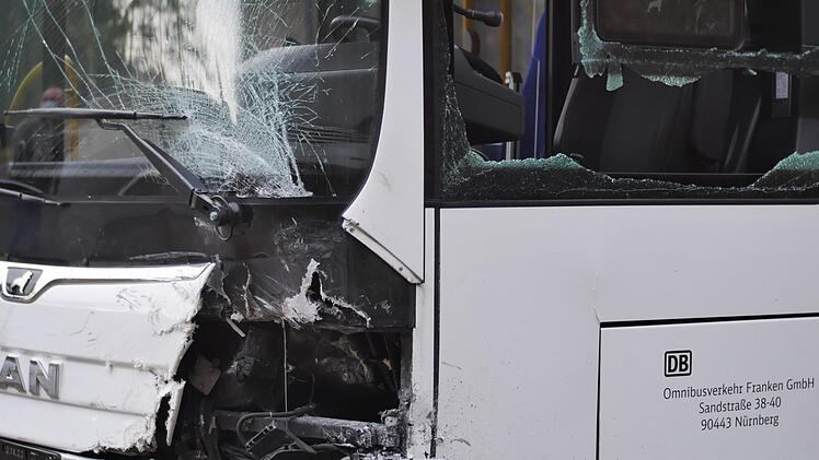 Die Front des Busses ist zerst&ouml;rt.