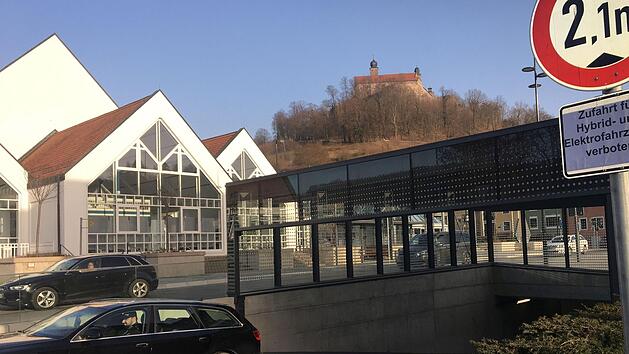 Die Verbotsschilder f&uuml;r Elektro- und Hybridfahrzeuge bei den  Tiefgaragen und beim Parkhaus Basteigasse (die Aufnahme datiert von April) wurden gestern entfernt.