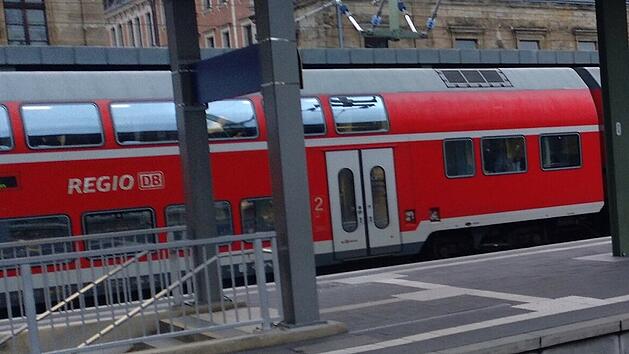 Bahnhof, Zug, Bahn, S-Bahn (Bahnhof Erlangen)