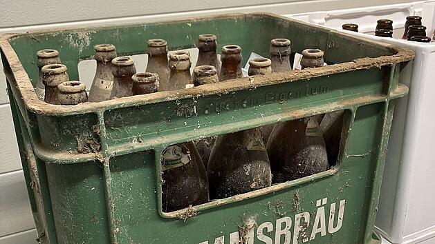 Frau bringt Bierkasten nach fast 50 Jahren zur&uuml;ck zu Brauerei