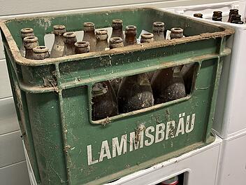 Frau bringt Bierkasten nach fast 50 Jahren zurück zu Brauerei
