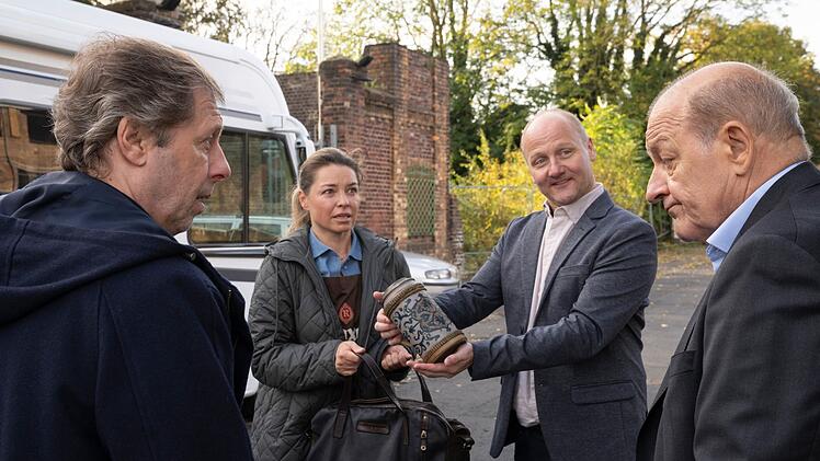 Braumeisterin Jasna Babic (Karolina Lodyga) und Brauereichef Lars Roxel (Christian Hockenbrink, zweiter von rechts) lassen Wilsberg (Leonard Lansink, rechts) und Ekki (Oliver Korittke) f&uuml;r die &Uuml;berbringung des unerwarteten Geldsegens nicht ohne einen Finderlohn gehen. Stichwort: Westf&auml;lischer Frieden.