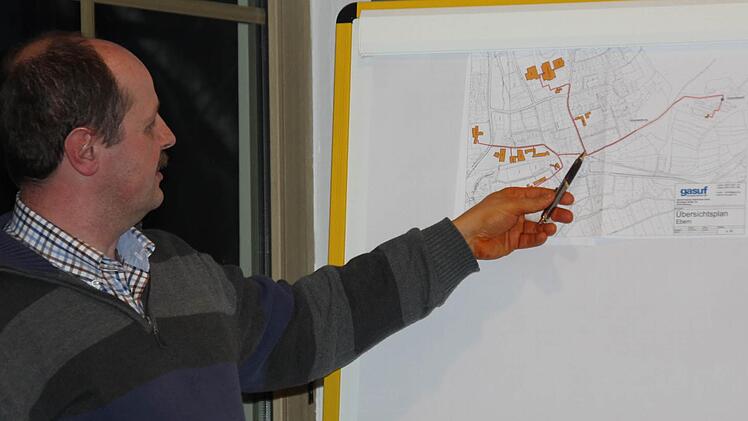 EAL-Stadtrat Oliver Kröner erklärt das Gasuf-Konzept für das Nahwärmenetz.