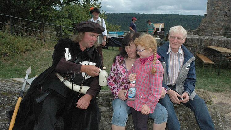 Nachtwächter Günter Denninger hatte schmackhaften Met in seiner Flasche, den er Besuchern versuchen ließ, so wie hier Familie Kornelia und Winfried Mehner mit Tochter Luisa.