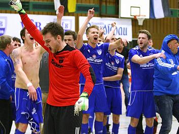 So jubeln Sieger: Der VfB Kulmbach sichert sich am Samstag zum achten Mal den Rundschau-Cup bei der Hallenfußball-Stadtmeisterschaft. Fotos: Monika Limmer