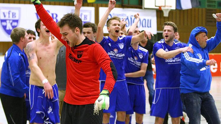 So jubeln Sieger: Der VfB Kulmbach sichert sich am Samstag zum achten Mal den Rundschau-Cup bei der Hallenfußball-Stadtmeisterschaft. Fotos: Monika Limmer