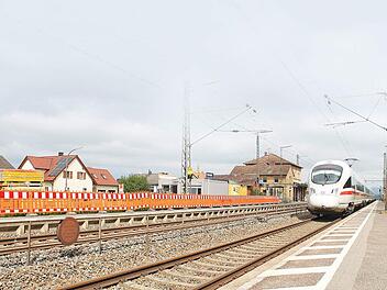 Bald wird es am Ebensfelder Bahnhof für Menschen die auf Rollatoren oder Rollstühle angewiesen sind noch schwerer auf die Gleise zu kommen.  Foto: Thomas Heuchling