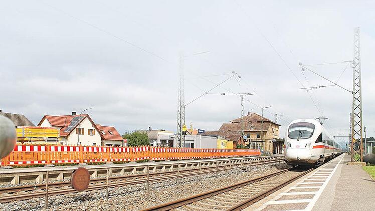 Bald wird es am Ebensfelder Bahnhof für Menschen die auf Rollatoren oder Rollstühle angewiesen sind noch schwerer auf die Gleise zu kommen.  Foto: Thomas Heuchling
