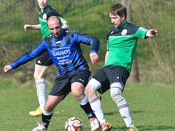 Muamer Ramicevic (links) hatte mit seinem Doppelpack großen Anteil am 3:1-Erfolg der Frimmersdorfer bei engagierten Steppachern. Foto: Picturedreams