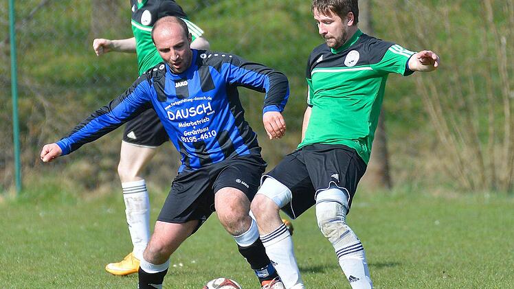 Muamer Ramicevic (links) hatte mit seinem Doppelpack großen Anteil am 3:1-Erfolg der Frimmersdorfer bei engagierten Steppachern. Foto: Picturedreams