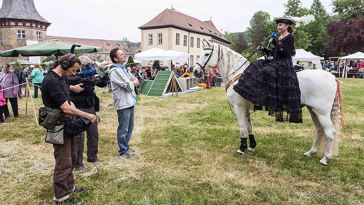 Hoch zu Roß und bald im Fernsehen.Foto: Rudi Hein