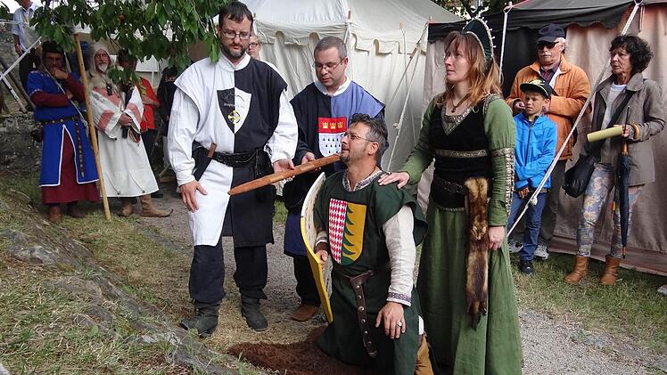 Im Wolz"n Garten wird der Adel benannt: Die Gruppe "Pfalzgraf von Wallenrode" ist sehr angetan von dem Mittelaltermarkt in Ebern. Sie war in diesem Jahr zum dritten Mal dabei und fand die Kulisse so wunderschön und passend, um Thomas Riedel (kniend) in den Adelsstand zu erheben.