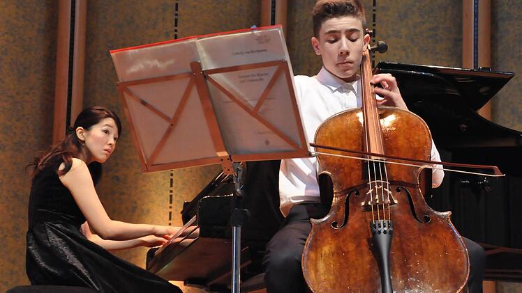 Sie erwiesen sich als ideales Paar: Miho Outekhin am Klavier und Richard Verna am Violoncello beim Kissinger Winterzauber. Foto: Klopf