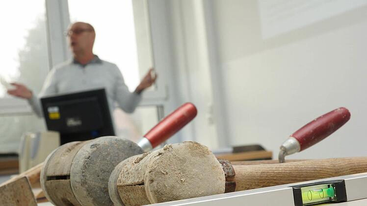 Hubert Dorn hat Werkzeug für Pflasterarbeiten mitgebracht.Foto: Arkadius Guzy