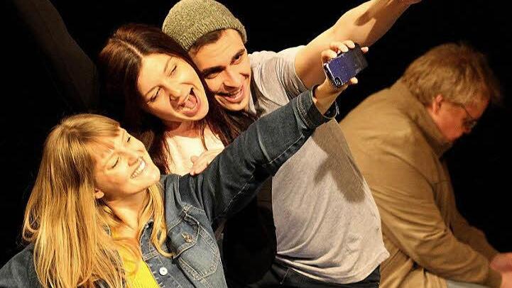 Der Vater (Stephan Bach) im Hintergrund, davor die drei jugendlichen Protagonisten (v. l.) Melanie (Olga Seehafer), Isa (Elena Weber) und Jan (Martin Habermeyer) im Selfie-Wahn Foto: Werner Lorenz
