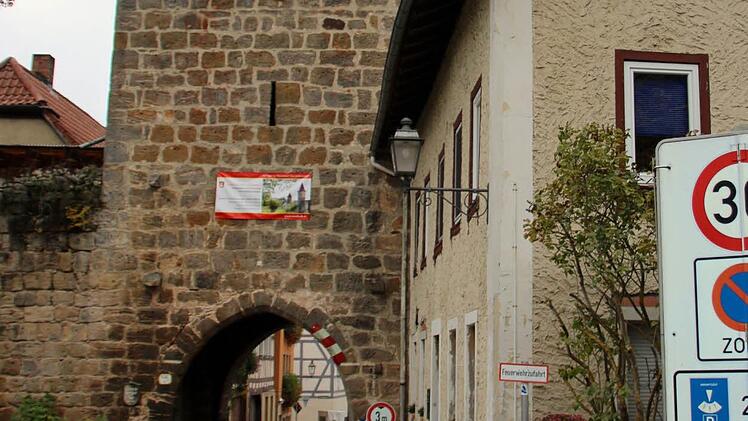 Um dem Parkchaos in der Seßlacher Altstadt ein Ende zu bereiten, plant die Verwaltung die Umsetzung des eingeschränkten Halteverbots - außerhalb der mit Parkscheibe erlaubten Frist - mittels Verkehrskontrollen umzusetzen. Das teilte Bürgermeister Martin Mittag in der Bürgerversammlung im Siedlerheim am Mittwochabend mit. Foto: Bettina Knauth