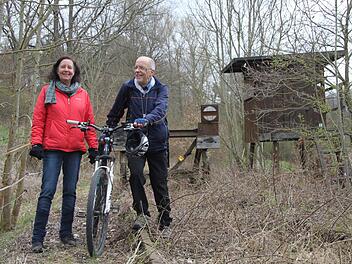 Wenn es nach Astrid Pfitzer und Jürgen Tesarczyk von der Kulmbacher Gruppe im Allgemeinen Deutschen Fahrrad-Club (ADFC) geht, dann liegt hier kurz hinter Schlömen und unter den Stollenreifen ihrer Gefährte buchstäblich ein Schatz brach. Fotos: Jochen Nützel