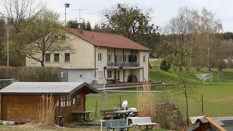 Neben dem Sportgelände des Spvgg Reuth soll ein Heim für anerkannte Asylbewerber errichtet werden. Der Bauausschuss der Stadt Forchheim berät am Montag darüber.  Foto: Barbara Herbst